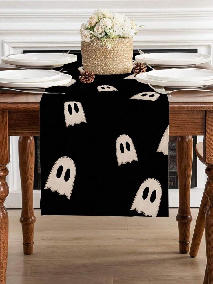 HALLOWEEN TABLE RUNNER